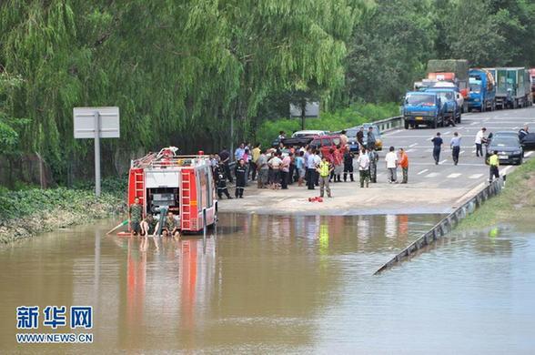 #（生态）（1）北京暴雨京港澳高速部分路段积水严重