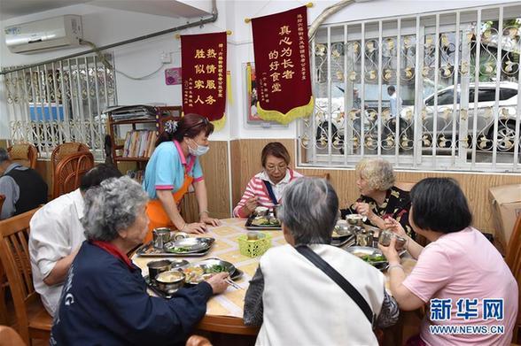（新华全媒头条·图文互动）（1）老人饭堂的“双重味道”——广州怎样破解居家养老难题