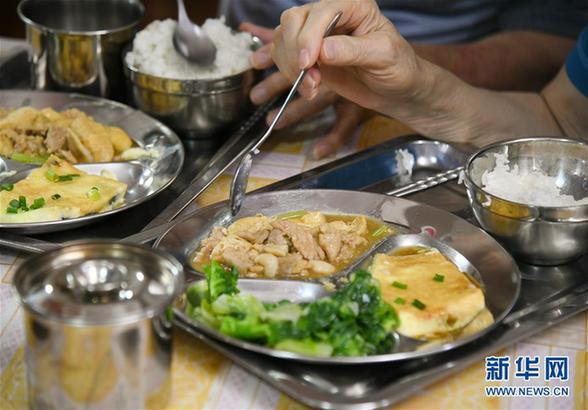 （新华全媒头条·图文互动）（5）老人饭堂的“双重味道”——广州怎样破解居家养老难题