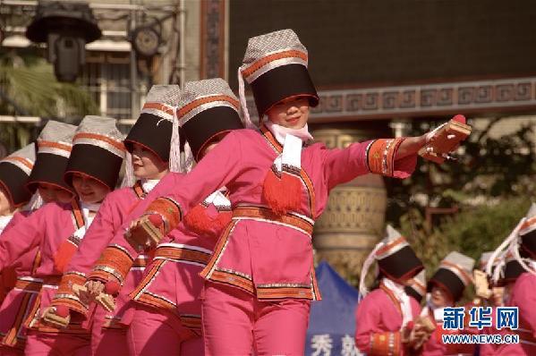 （文化）（1）广西瑶族同胞欢庆盘王节